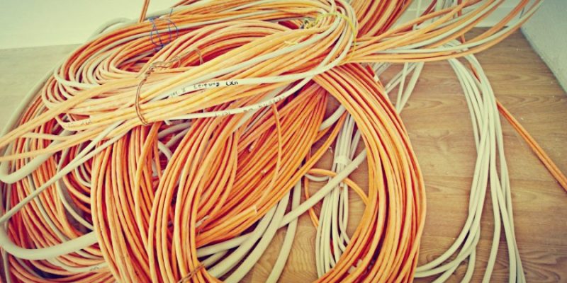 В этой статье мы немного расскажем об искусстве прокладки кабелей в распределительных шкафах