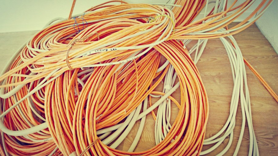 В этой статье мы немного расскажем об искусстве прокладки кабелей в распределительных шкафах